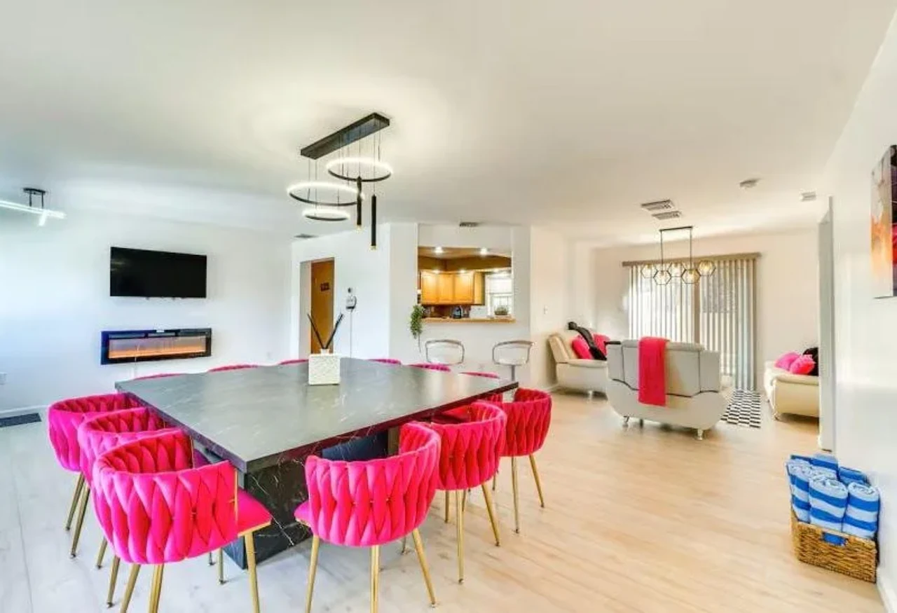 Neon Villa, Swim-Spa – Loch Sheldrake, Catskil