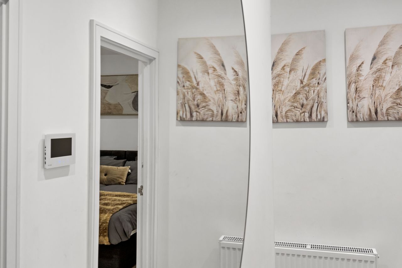 Modern 2 Bedroom w/ parking & balcony