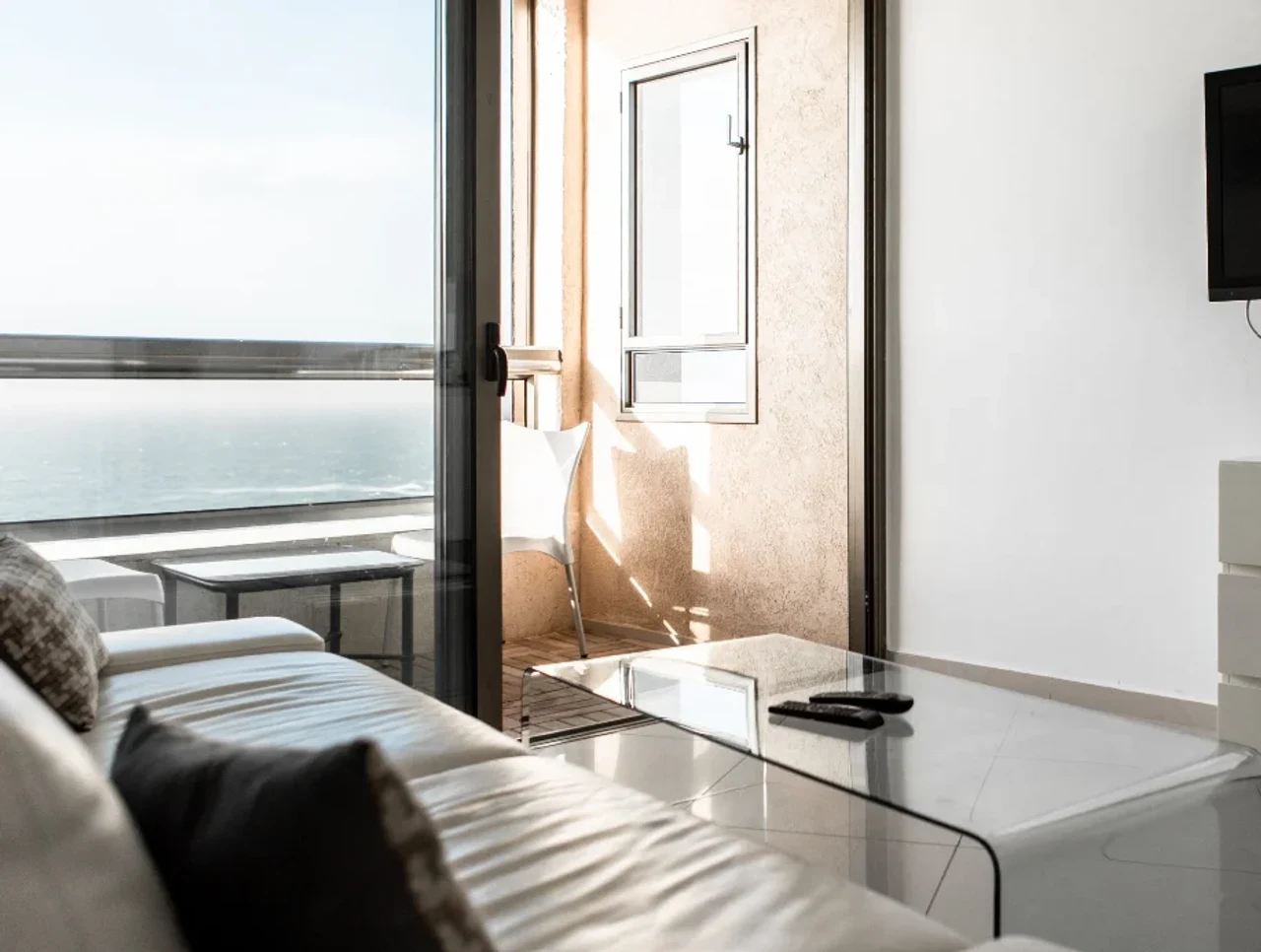 Ambassador Apartment by Blue Weiss