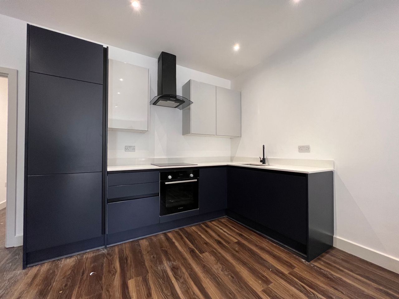 Appartement moderne de 3 chambres et 2 salles de bain avec parking, à 5 minutes à pied du métro.