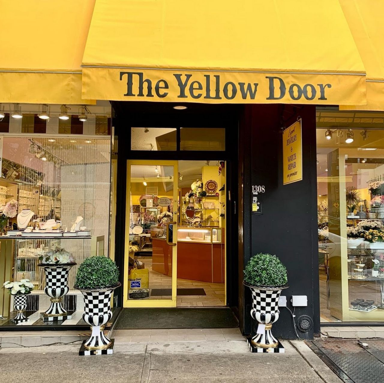 LA PORTE JAUNE