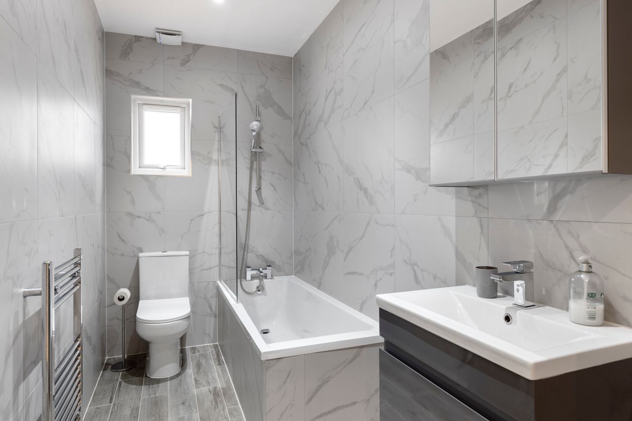Appartement moderne de 3 chambres et 2 salles de bain avec parking, à 8 minutes à pied du métro.